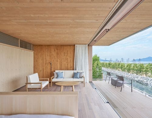 海に向かって足をのばせるベッド