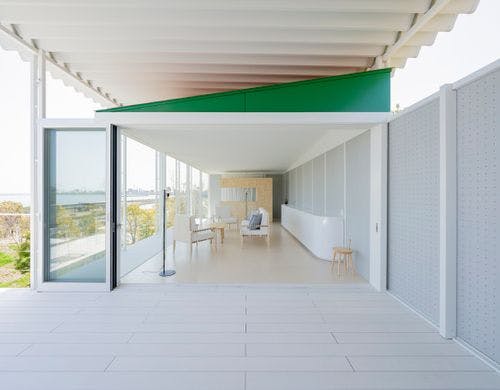 ダブルルーフの家のリビングエリア