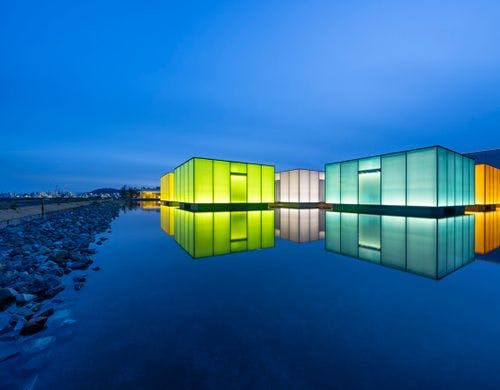 夜ライトアップされた可動展示室