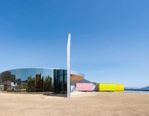 施設の中央には、下瀬美術館がございます。