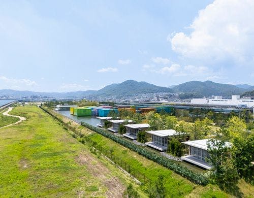 水盤に面して並ぶ水辺のヴィラ