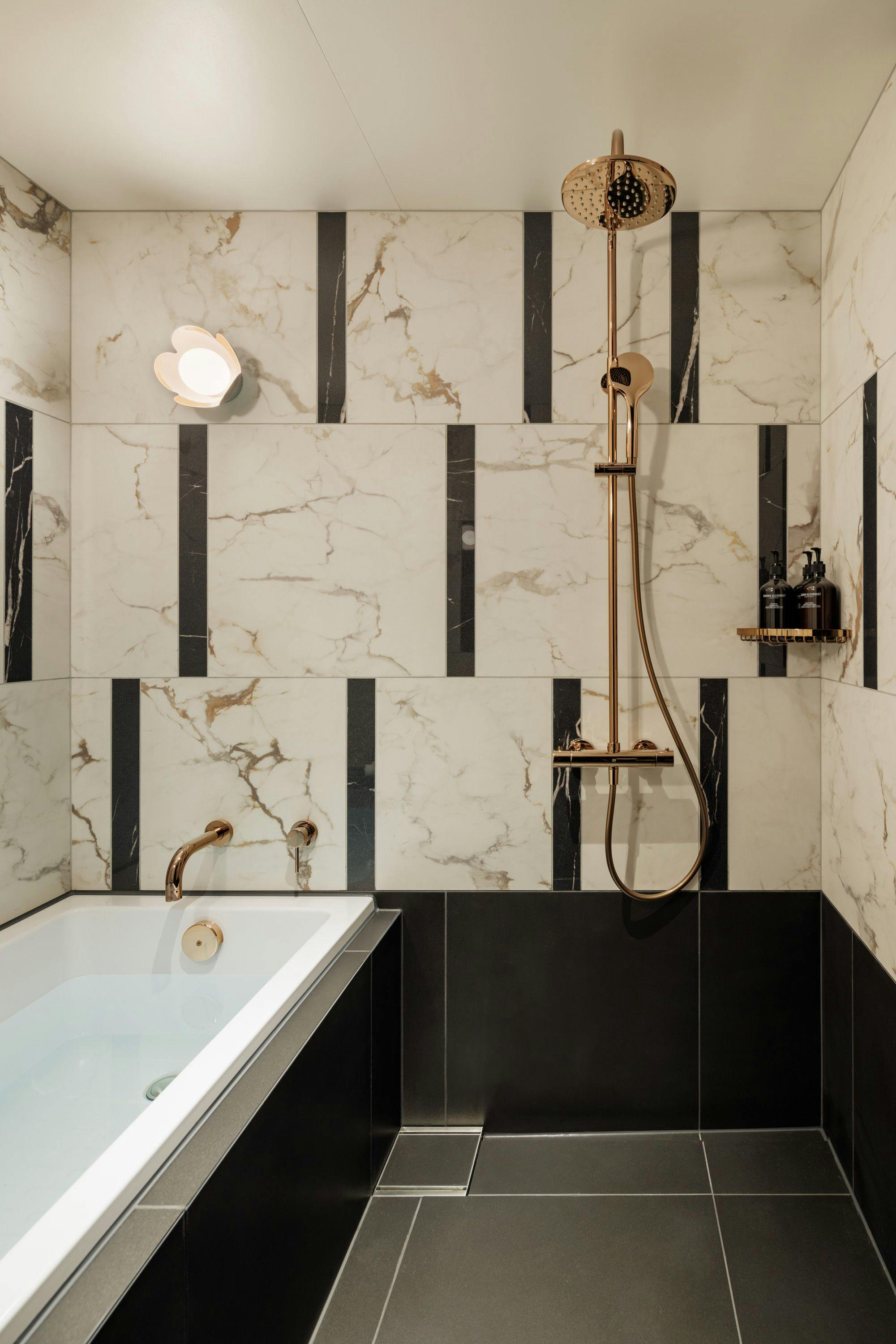 Kamar mandi dengan bathtub dan shower hujan