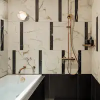 Kamar mandi dengan bathtub dan shower hujan