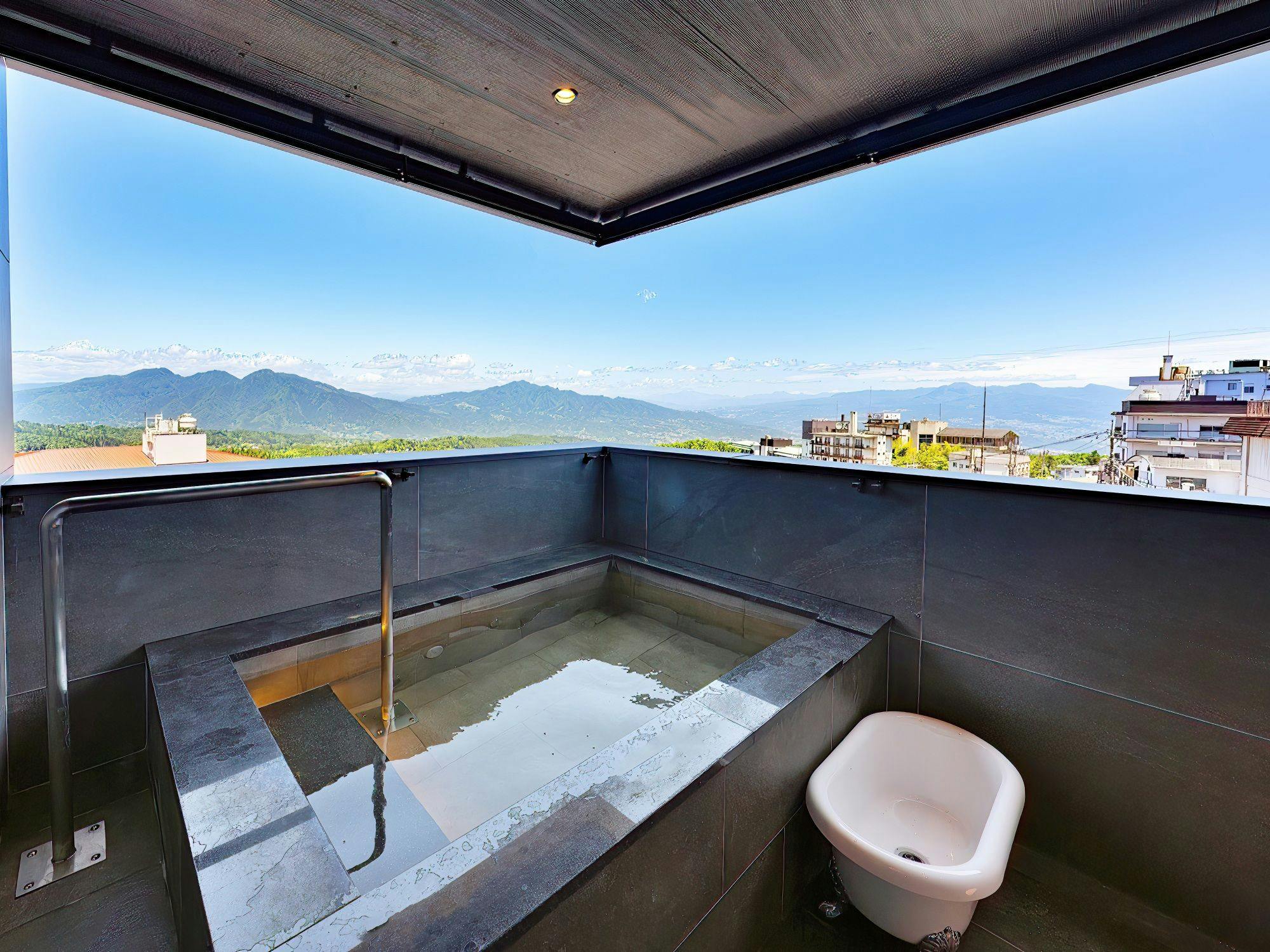 Kamar mandi luar ruangan di Kamar tipe 4 tempat tidur