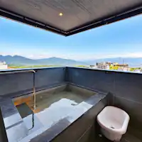 Kamar mandi luar ruangan di Kamar tipe 4 tempat tidur