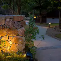 夜には静寂が包み込みます