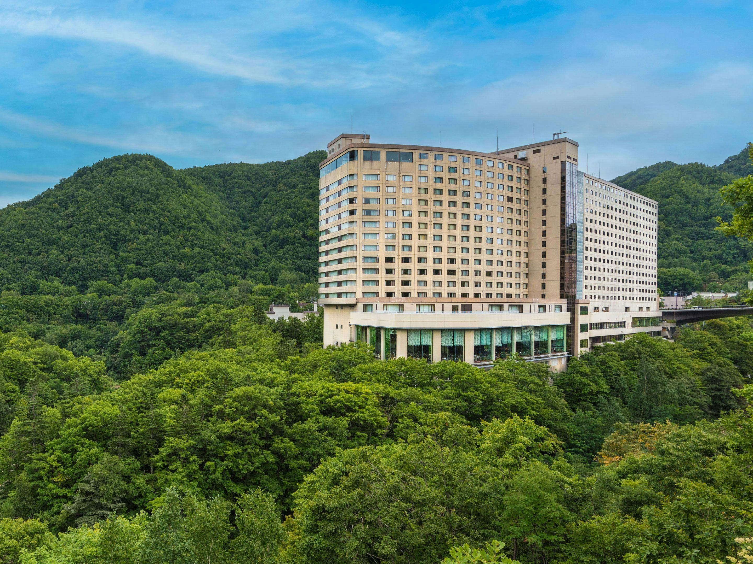 Tampilan Luar Hotel (musim semi dan musim panas)