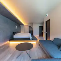 黒基調のシック内装。奥に茶室へ続く躙り口