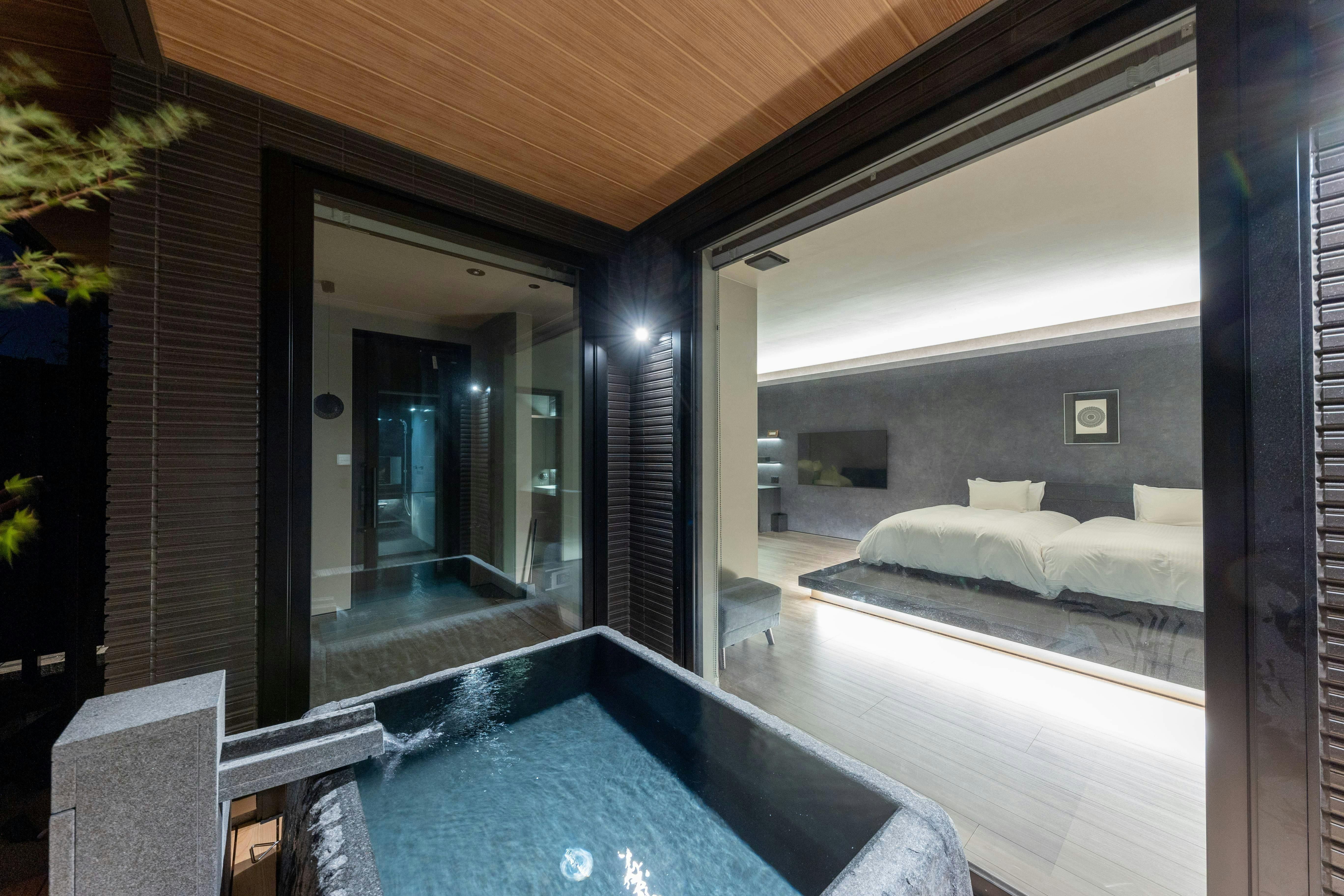 夜の露天風呂は昼間とは別の顔を見せます