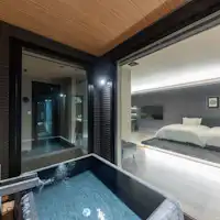 夜の露天風呂は昼間とは別の顔を見せます