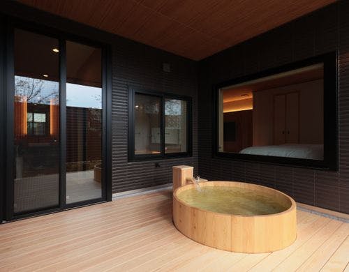 四方を木で囲まれた贅沢な空間