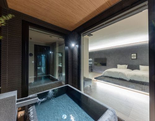 黒基調のシックな内装。