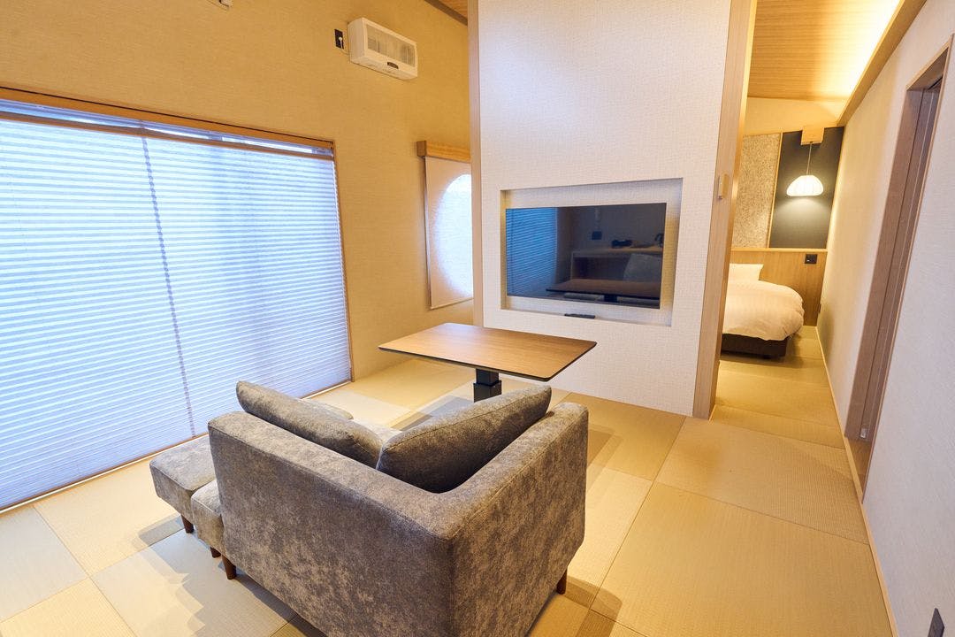 Bilik Gaya Jepun dan Barat dengan Tab Mandi Dalaman yang Luas