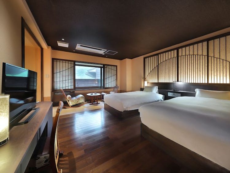 【別館】和室10畳+ベッドルーム（檜風呂・トイレ付）のサムネイル画像