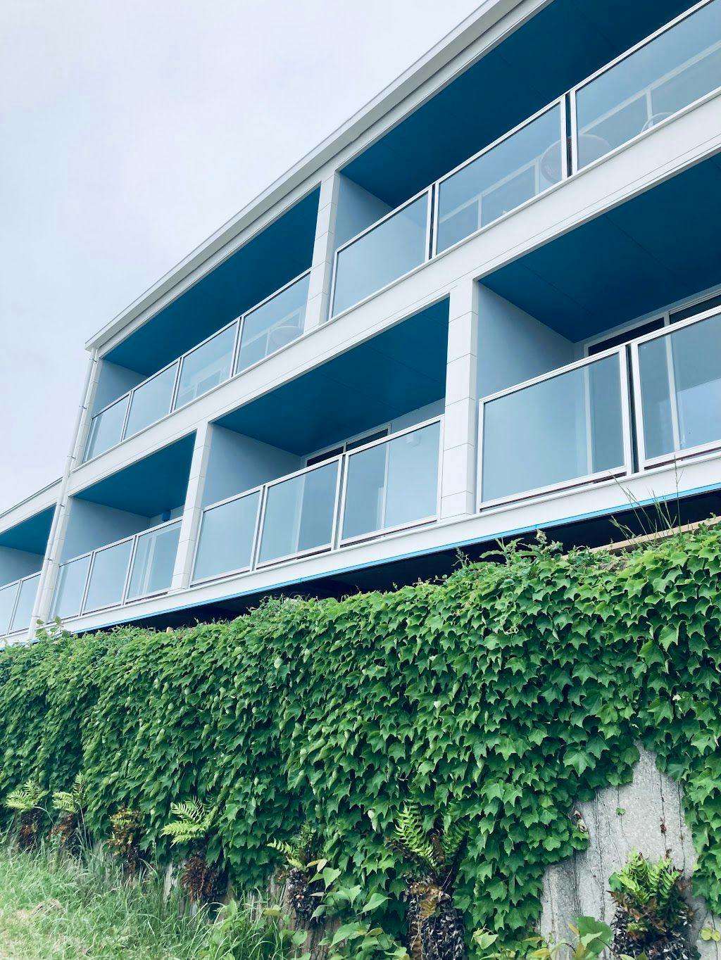 海側から見た施設外観