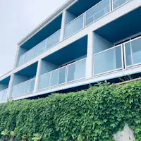 海側から見た施設外観