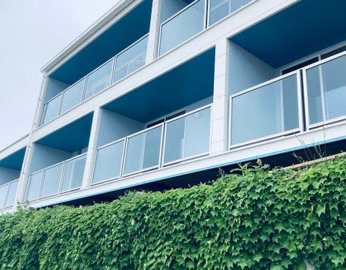 海側から見た施設外観