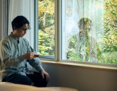 窓辺のベンチで