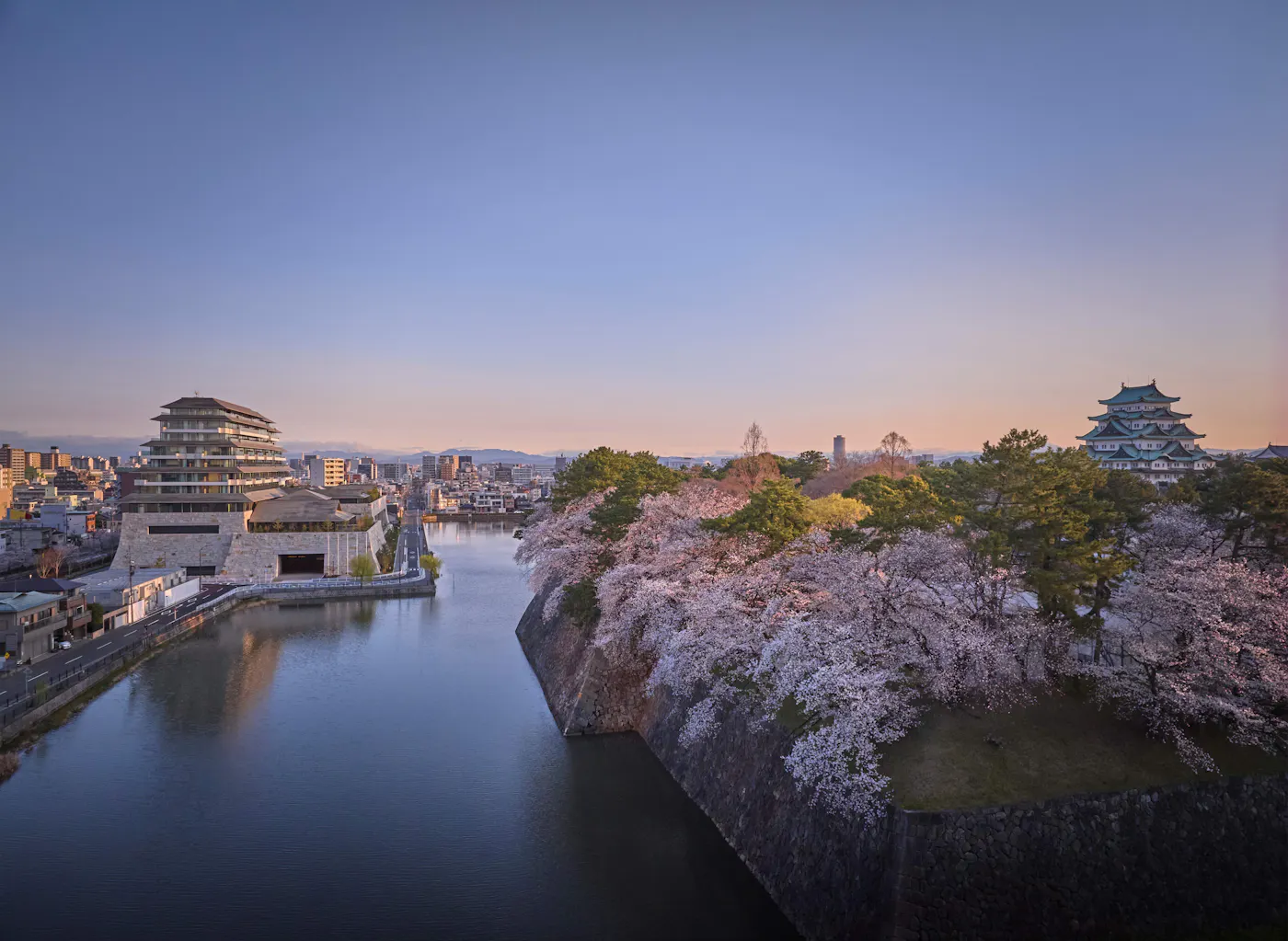 エスパシオ ナゴヤキャッスル:名古屋城の堀と桜に面した外観