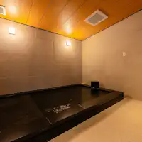 本庵・モダンな石張りのプライベートバス。