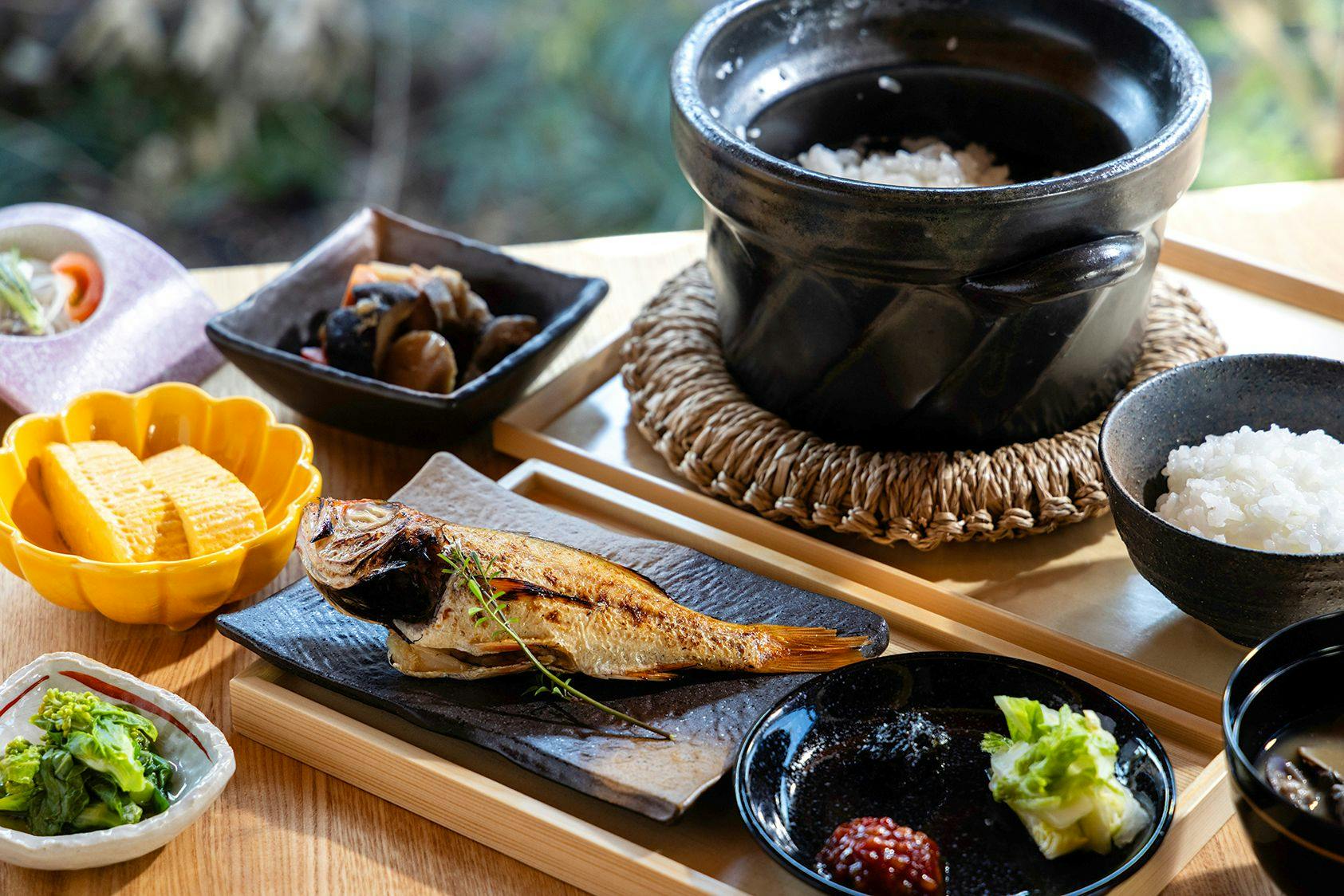 土鍋で炊く奥出雲の米、焼き魚、朝の膳。