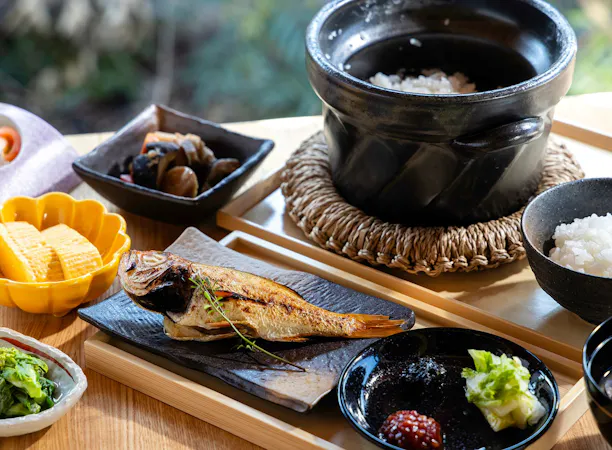 土鍋で炊く奥出雲の米、焼き魚、朝の膳。