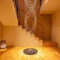 階段に向かって降る勾玉の水滴。
