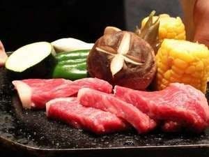 ＜満腹・萬福＞　เนื้อและผักตามฤดูกาลที่ภูมิใจนำเสนอจากโจชูย่างด้วยถ่าน