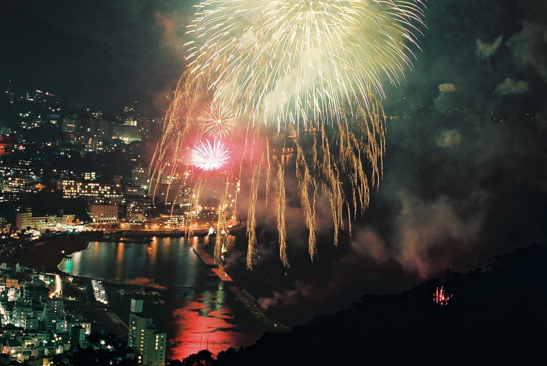 お隣のアタミ花火大会も