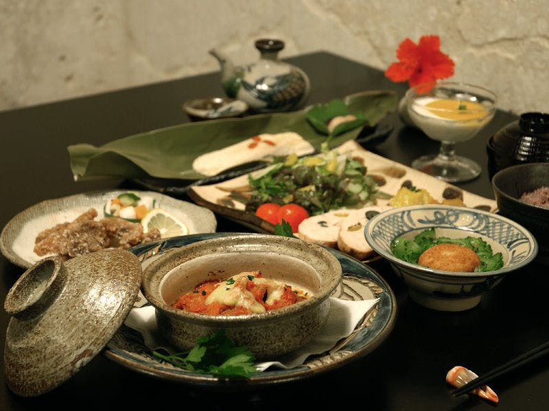 *Makan malam/ "Contoh hidangan kursus Okinawa kreatif"