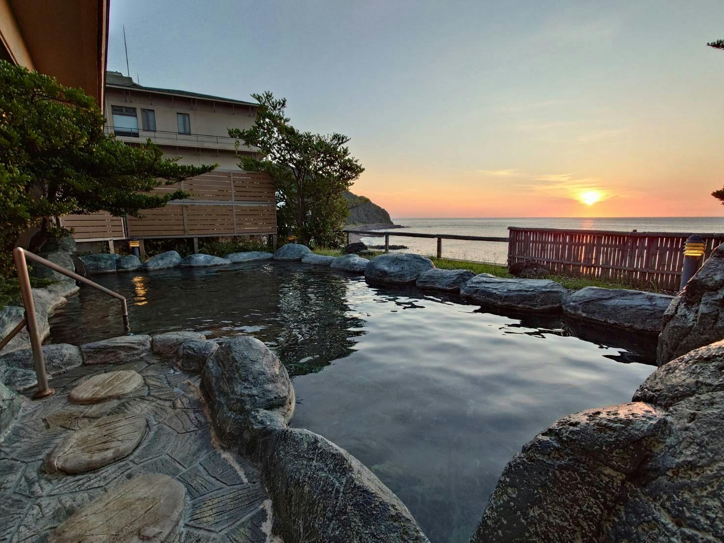 真夏の日の出模様　女性用露天風呂より