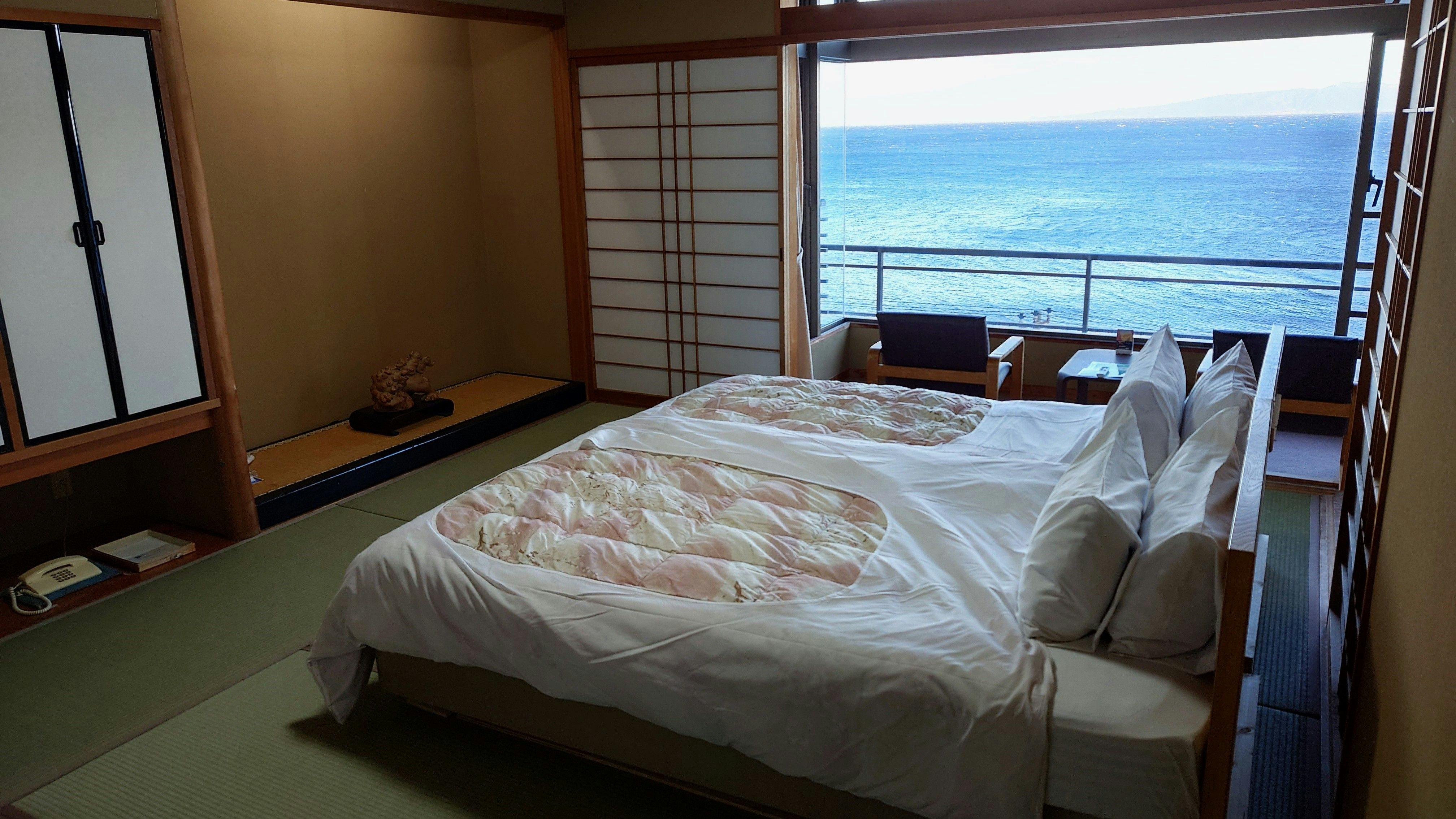 伊豆大島を正面に臨む宿　熱川館