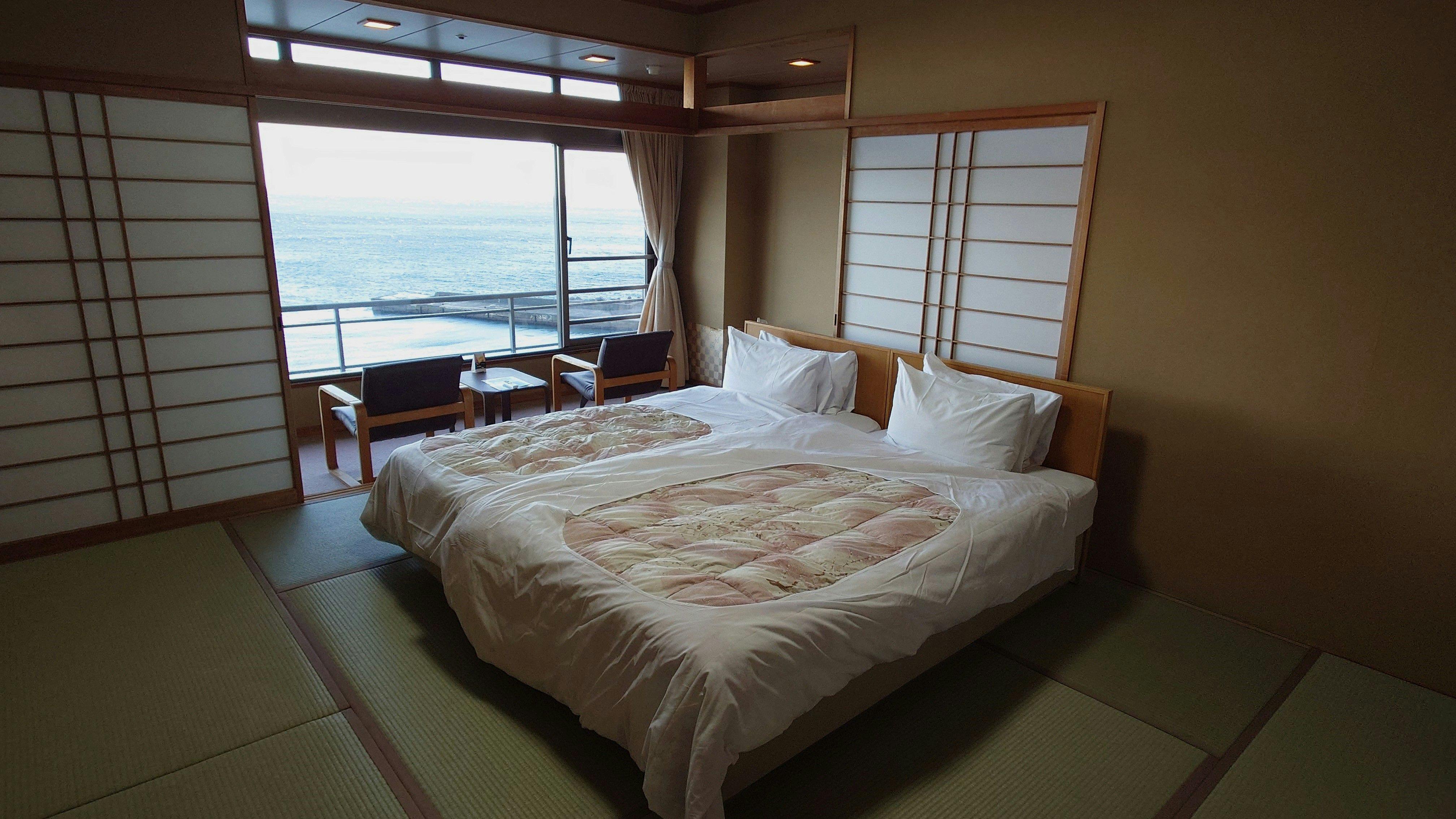 伊豆大島を正面に臨む宿　熱川館