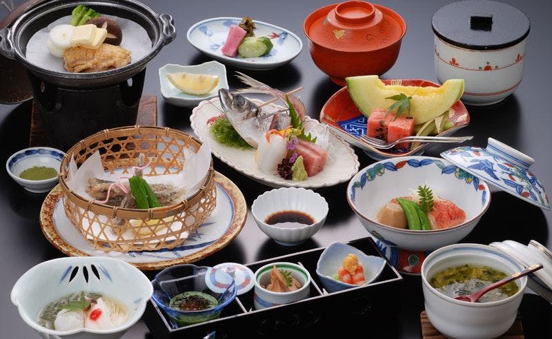 伊豆大島を正面に臨む宿　熱川館