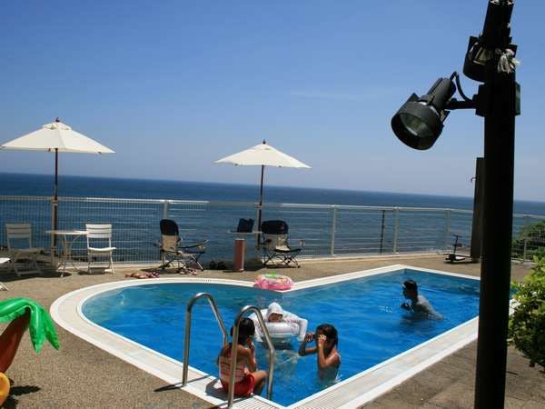 屋外プールの営業は7月中旬から9月中旬まで