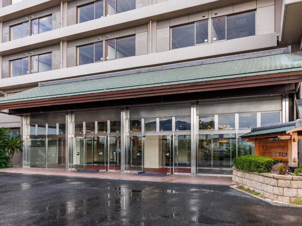 正面玄関（昼）