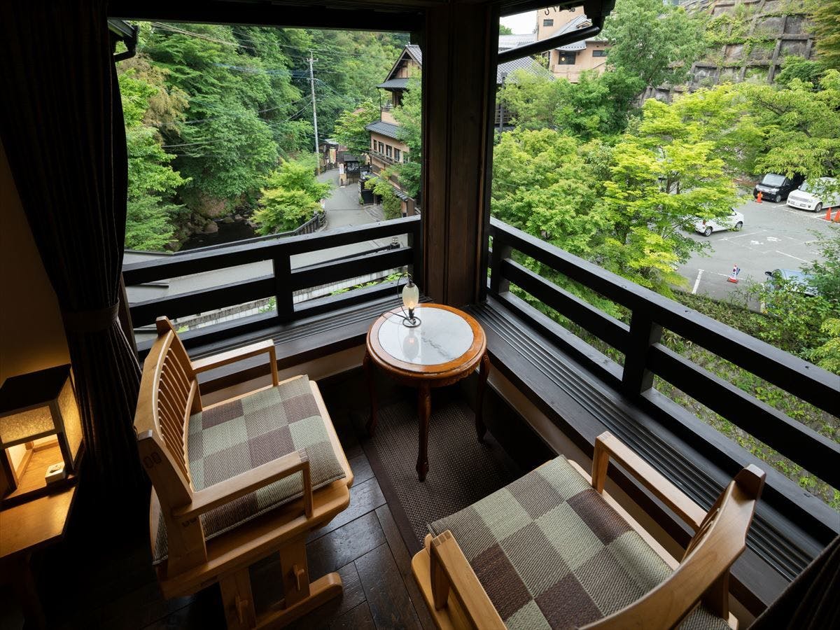 黒川温泉街を見渡す川側和室【木】