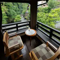 黒川温泉街を見渡す川側和室【木】