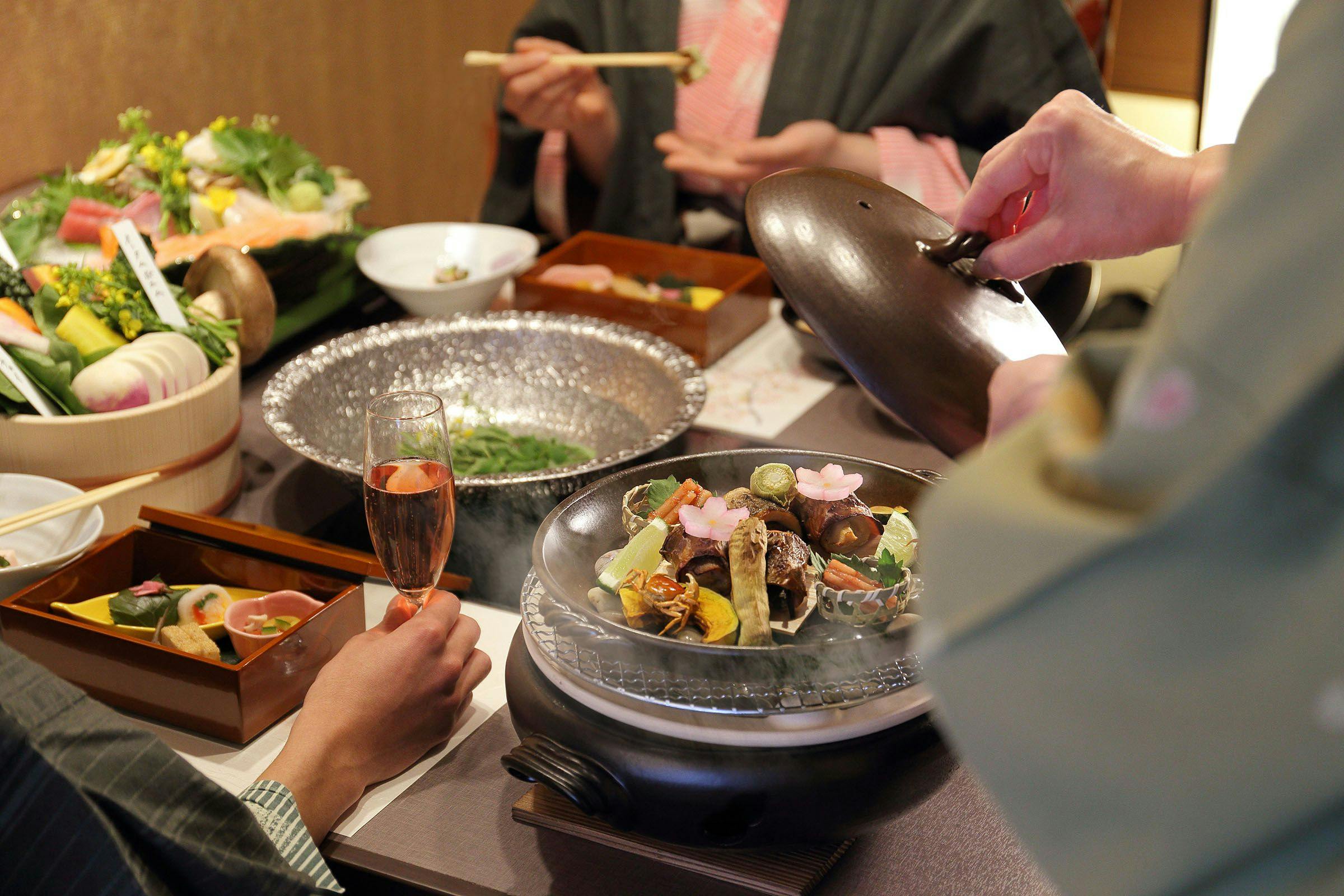 【個室食事】個室ダイニングで、厳選素材でつくる贅沢な和のコース料理。（夕朝食付）