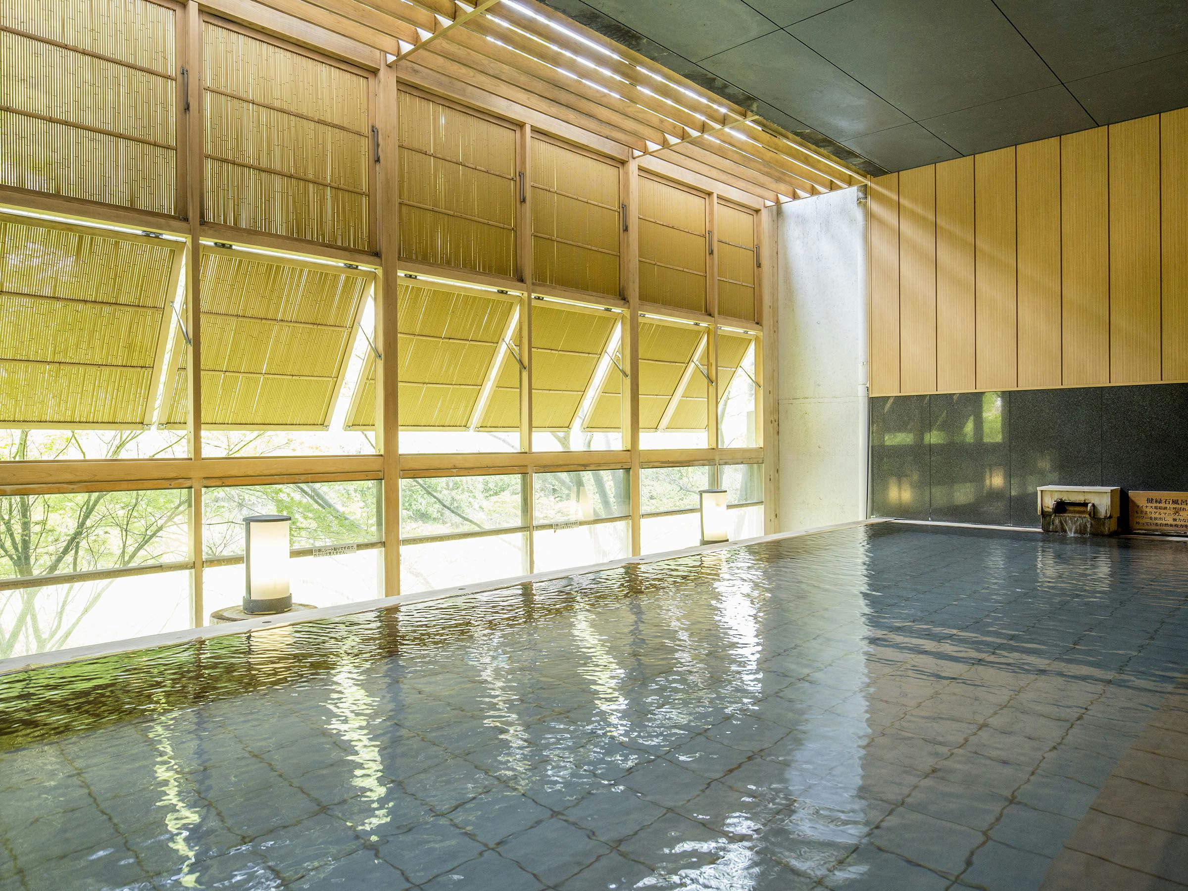 목조 대욕장 계곡의 온천.