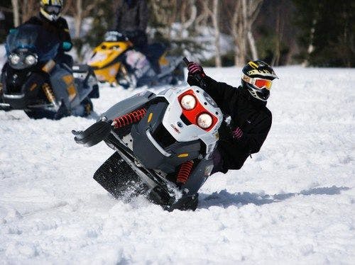 スノーモービル