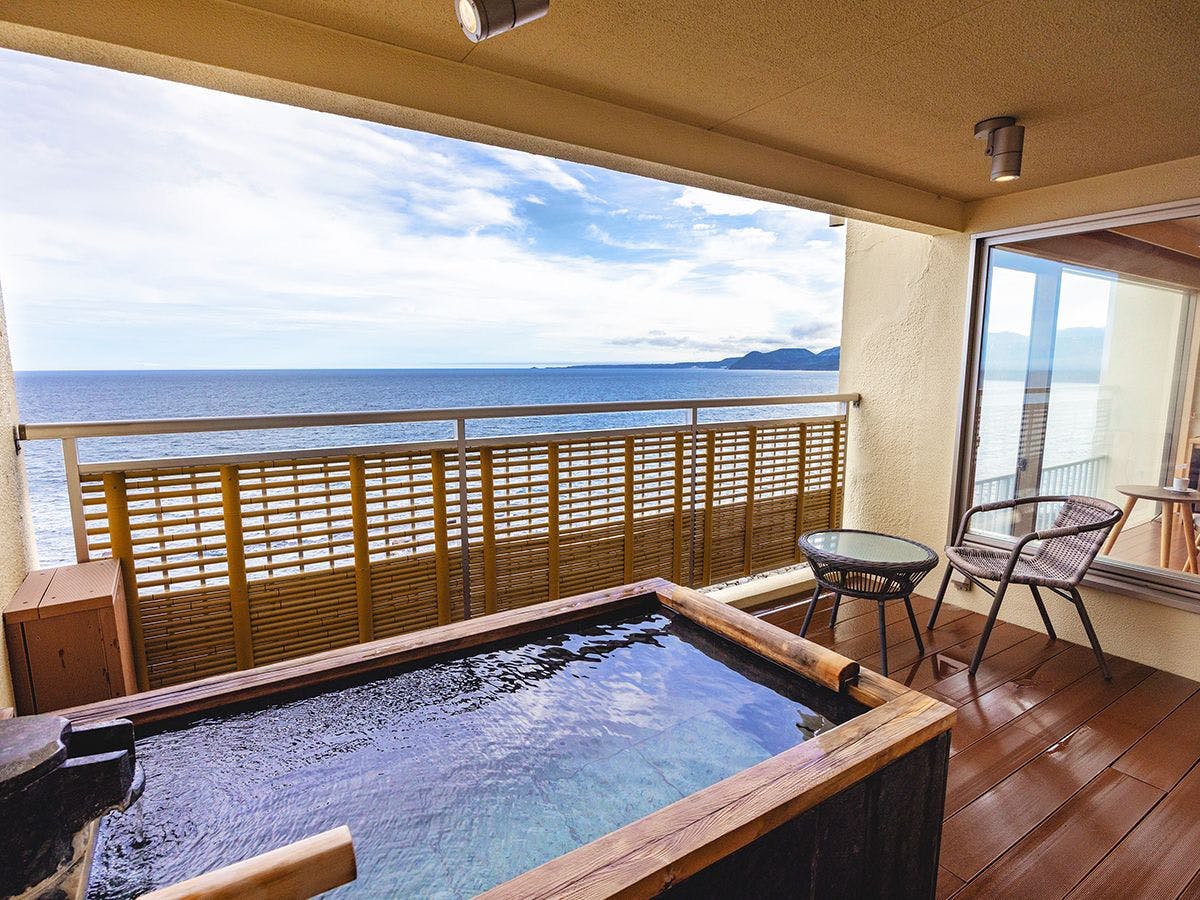 Inatori Tokai Hotel Yuen: A Scenic Hot Spring and Seafood Feast Inn