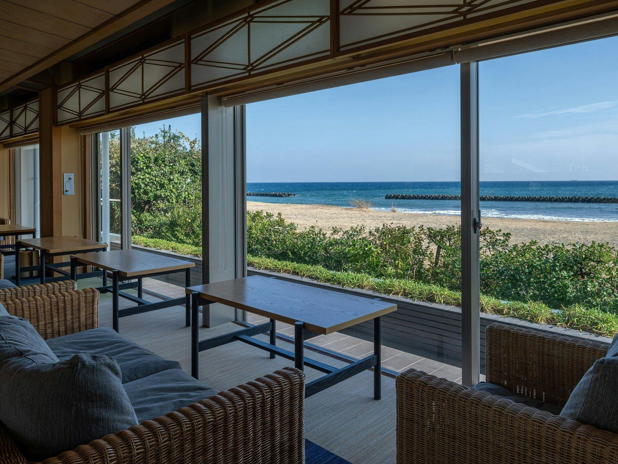 海をバックにロビーで癒しの時間を。