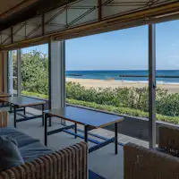 海をバックにロビーで癒しの時間を。