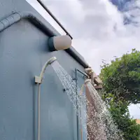 屋外にシャワー完備