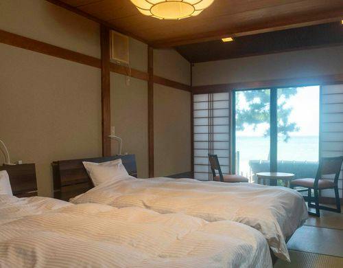 2階客室の窓から見える冬の海の景色