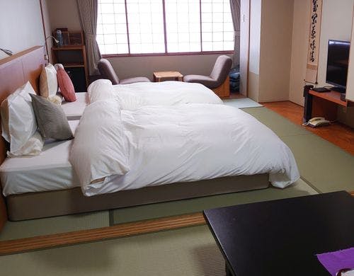 10畳＋6畳の客室にベッドをご用意しました