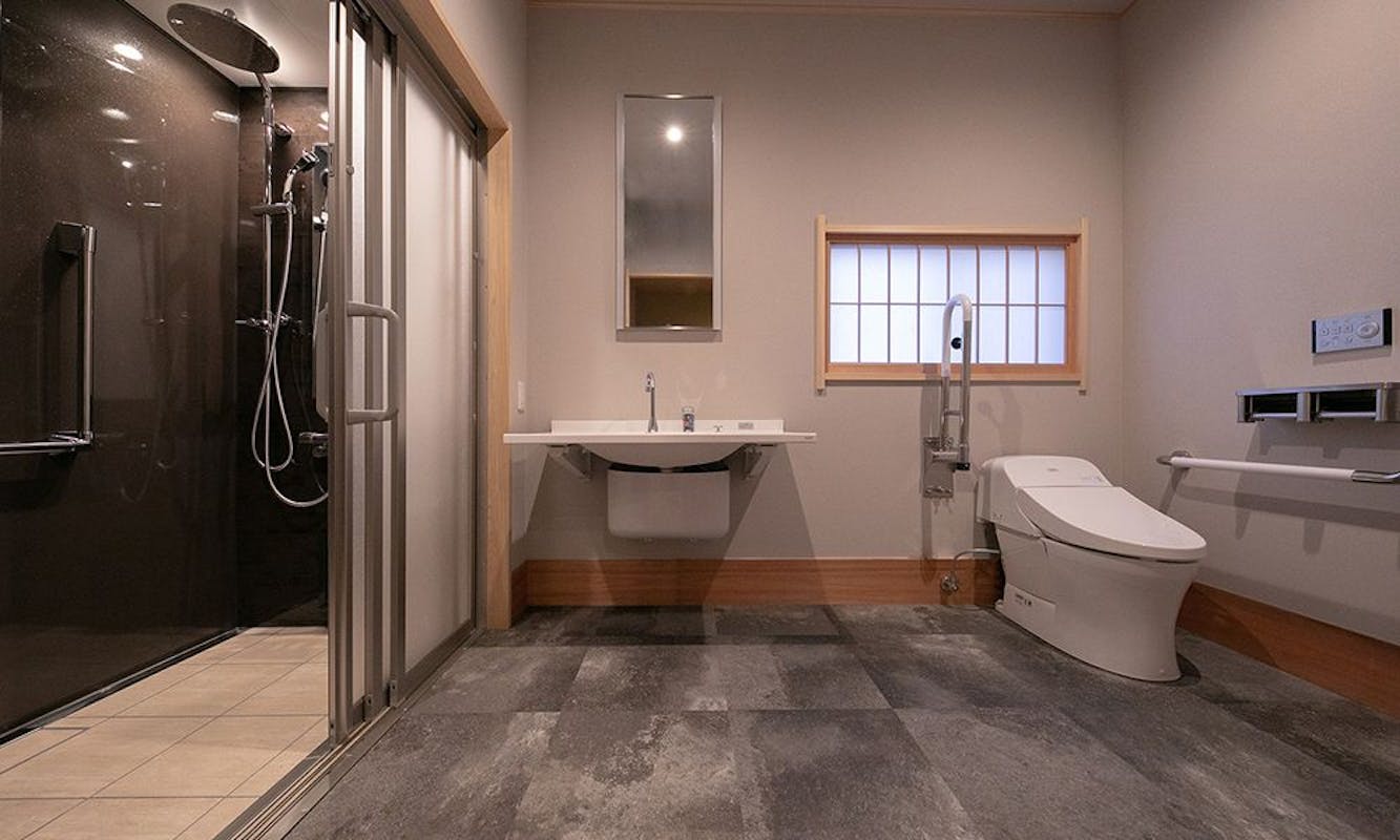 信貴山下【旅亭 十三屋】桔梗-ききょう-(定員3名・53.6平米)シャワールームとトイレ