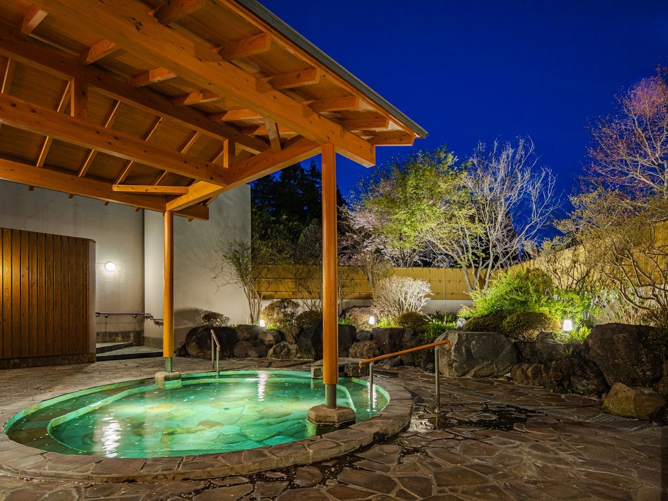 【ห้องอาบน้ำ】บ่อน้ำร้อนกลางแจ้งในสวนที่สลับเปลี่ยนชายหญิง Hoshimi no Yu