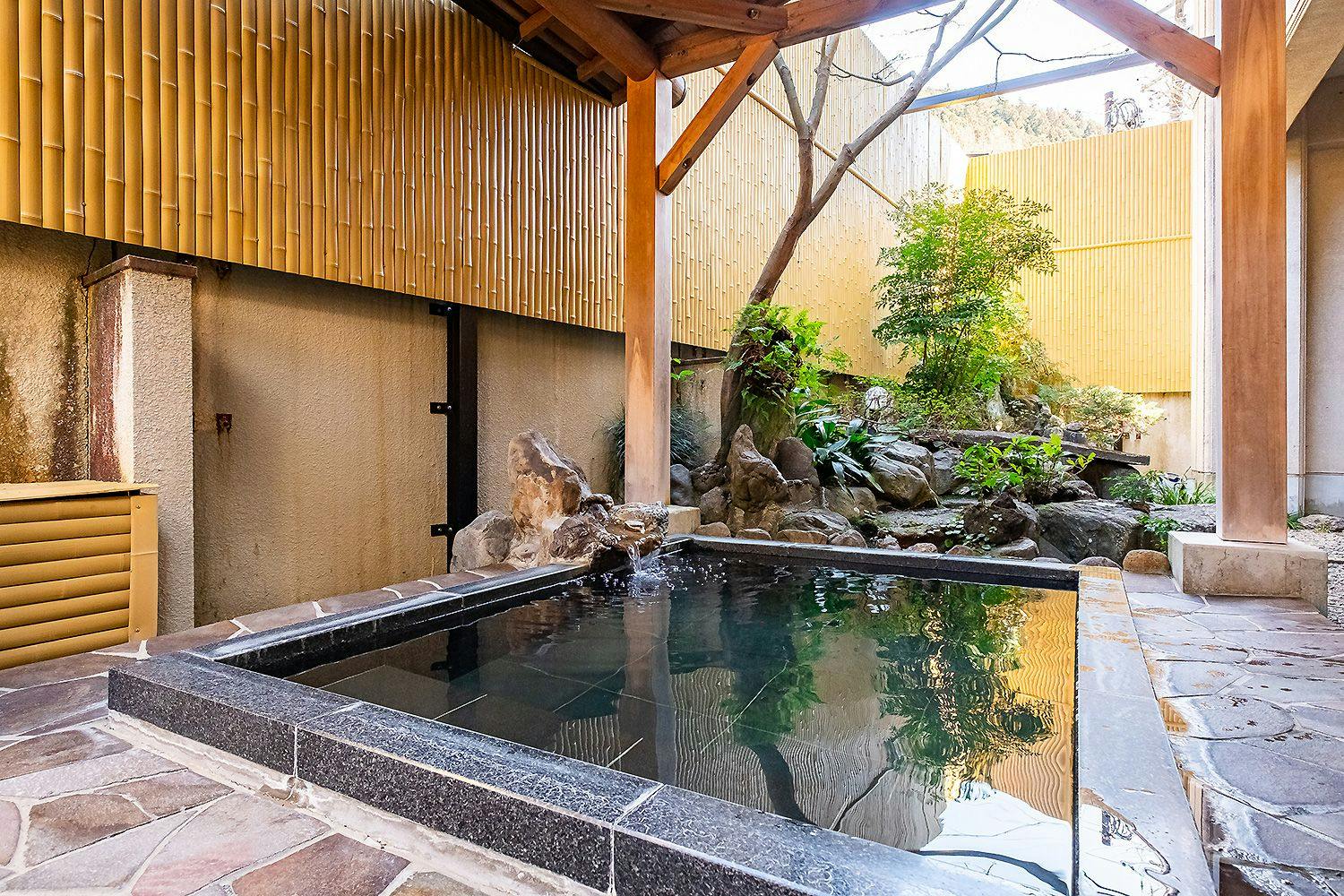 บ่อน้ำพุร้อนกลางแจ้ง